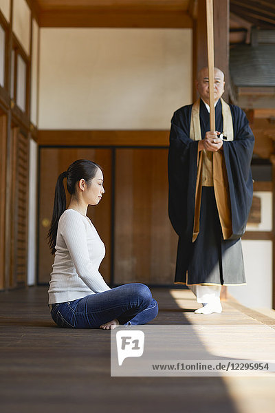 Japanische Frau beim Meditieren in einem Tempel
