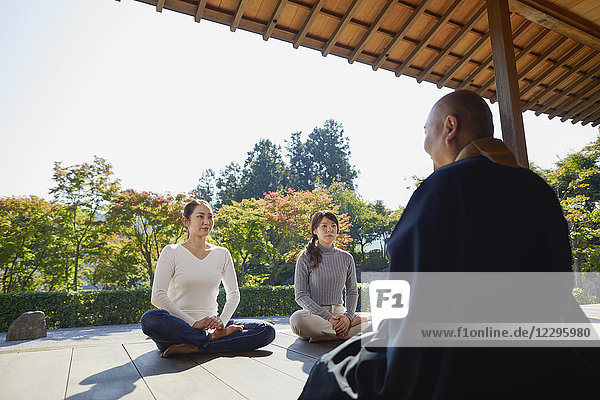 Japanischer Priester predigt Zen-Meditation