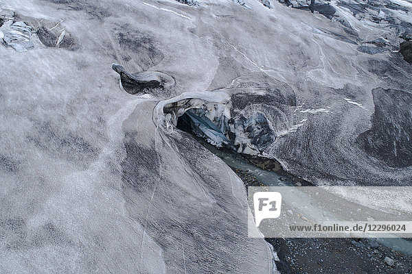 Blick auf den durch den Gletscher fließenden Bach  Kverkfjöll  Island