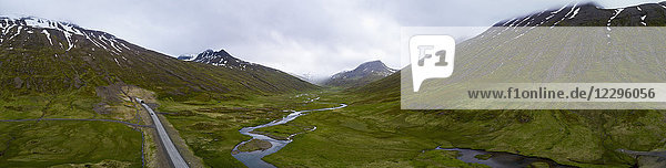 Panoramablick von der Straße über die grüne Landschaft gegen den Himmel  Island