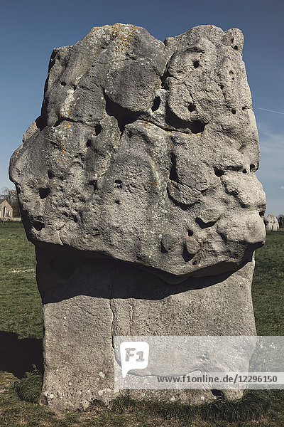 Stein im Feld gegen den Himmel  Avebury  Wiltshire  Großbritannien