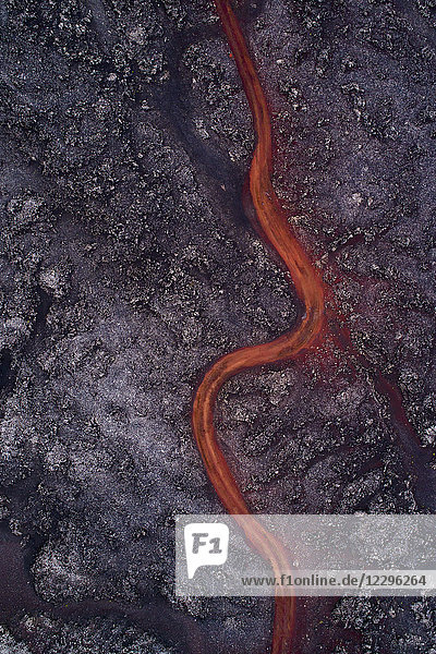 Luftaufnahme der durch die Felsformation fließenden Lava  Kverkfjöll  Island