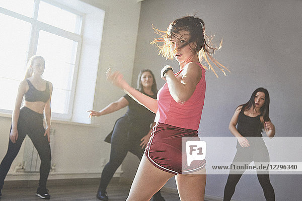 Selbstbewusste Tänzerin  während Frauen an sonnigen Tagen ins Studio schauen