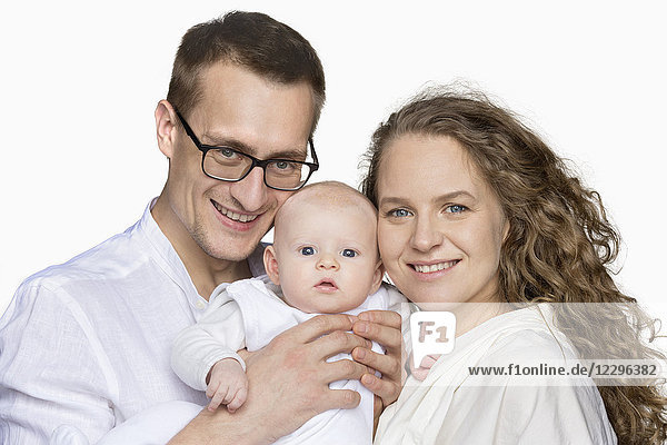 Porträt einer glücklichen Familie vor weißem Hintergrund