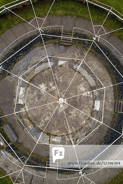 Drohnenansicht der gebauten Struktur auf dem Feld  Highlands  Island