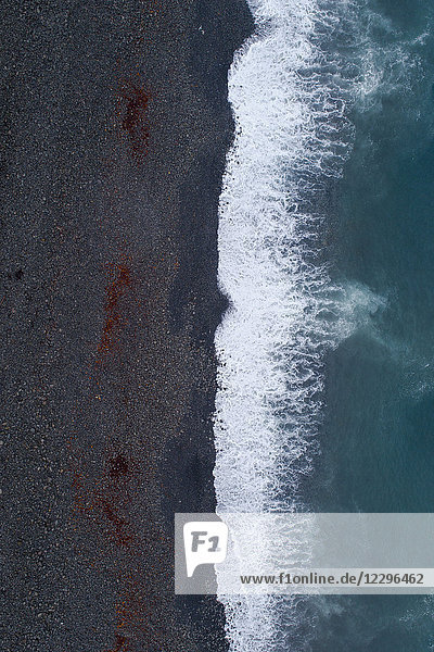 Luftaufnahme des Strandes mit Felsen,  Hochland,  Island
