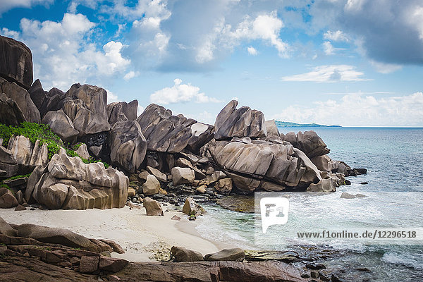 Felsen am Strand gegen den Himmel  Insel La Digue  Seychellen