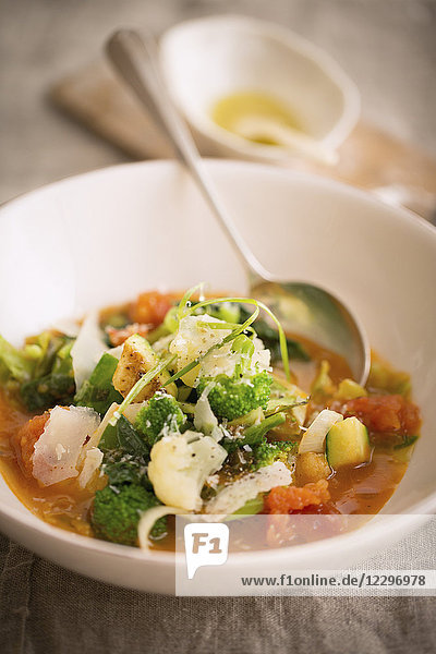 Minestrone mit Gemüse in einer Suppenschüssel