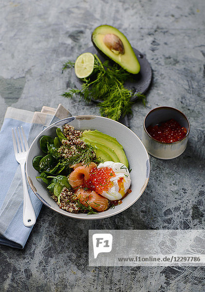 Quinoa-Salat mit Spinat  Avocado  Lachs und Kaviar