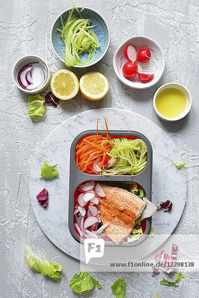 Eine gesunde Lunchbox mit Fisch und Salat