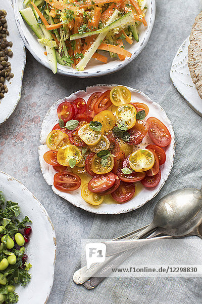 Gemischte Tomaten mit Olivenöl und frischem Basilikum