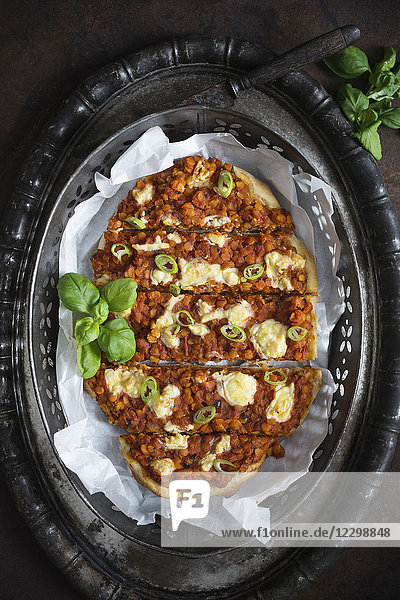 Vegane Pizza mit Linsenbolognese und Gemüsekäse (Ansicht von oben)