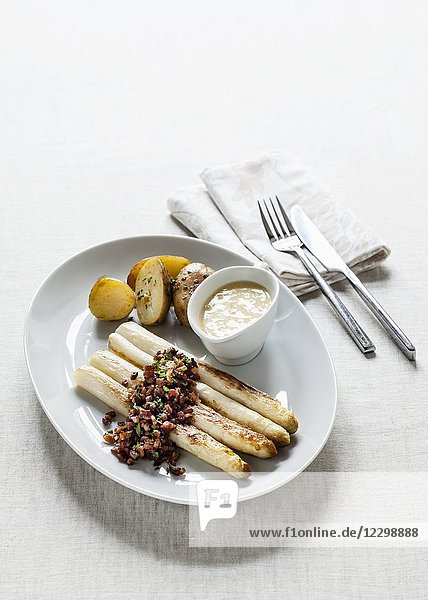 Weißer Spargel mit gebratenen Speckwürfeln  Schnittlauch  Sauce Hollandaise und Kartoffeln