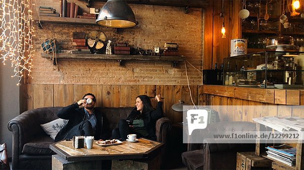 Gemütliches Paar beim Kaffee im Café