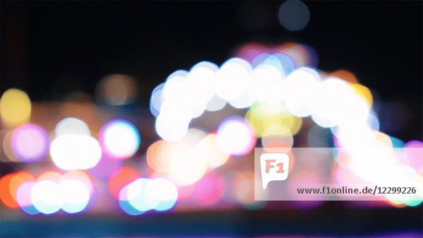 Abstract Amusement Park Ride Spinning in der Nacht mit Bokeh-Effekt