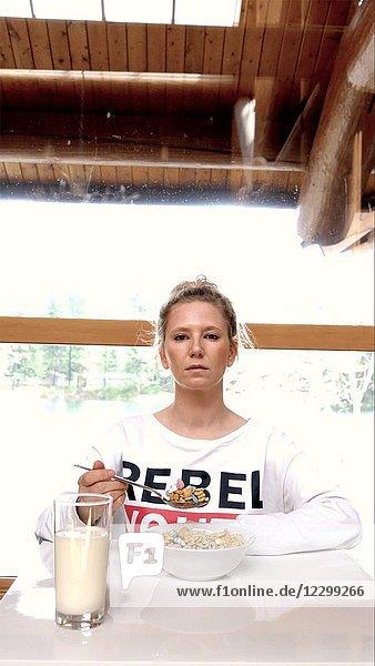 Frau isst Müsli