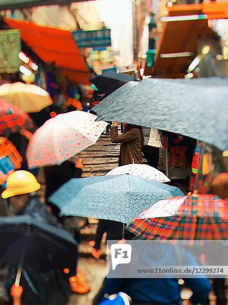 Abstrakte Regenschirme im Regen