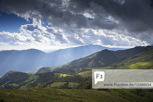 Die letzten Sonnenstrahlen des Tages beleuchten die schöne Landschaft des Krn  eines Berges der südwestlichen Julischen Alpen in Slowenien.