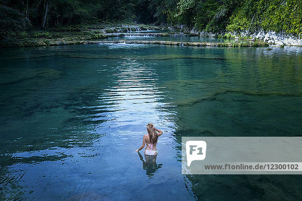 Einsame Frau im Bikini im Fluss bei Semuc Champey  Guatemala