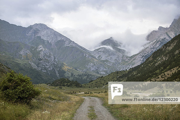 Blick auf die Bergkette des Otal-Tals und den unbefestigten Wanderweg  Torla  Huesca  Spanien