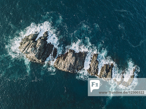 Hohe Winkelansicht einer Felsenkette  die aus den Meereswellen herausragt  Teneriffa  Kanarische Inseln  Spanien