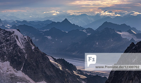 Majestätische Landschaft mit Blick auf die Berge aus der Luft  Denali National Park  Alaska  USA