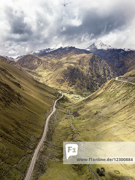Luftaufnahme einer Landschaft mit Straße in einem Tal zwischen Bergen  Region Cusco  Peru