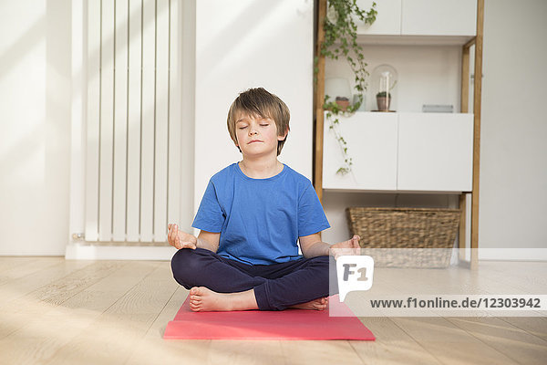 Junge praktiziert Meditation.