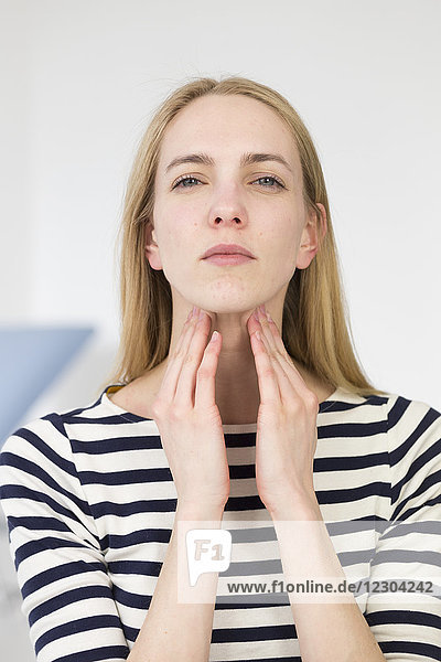 Weibliche Patientin  die wegen Halsschmerzen konsultiert wird.