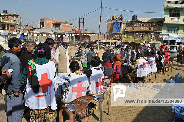 Verteilung von Entschädigungsschecks durch das Rote Kreuz nach dem Erdbeben in Nepal.