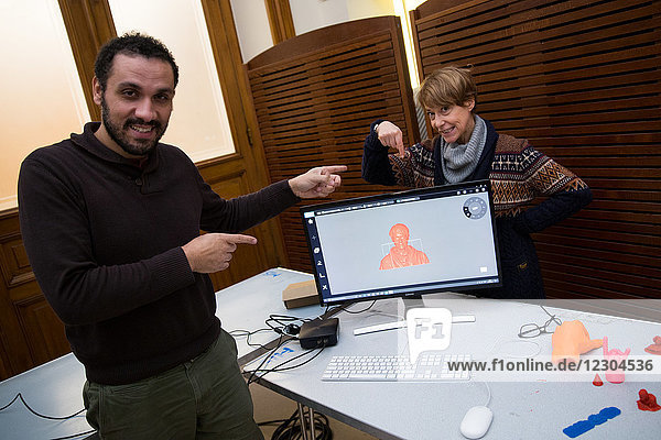 Reportage über die 3D-Druck-Abende   die vom Rathaus des 15. Arrondissements von Paris organisiert werden. Dabei werden 3D-Drucker kostenlos zur Verfügung gestellt  damit die Einwohner den Umgang mit diesem Hightech-Werkzeug lernen können. Sie erstellen eine Figur von sich selbst.