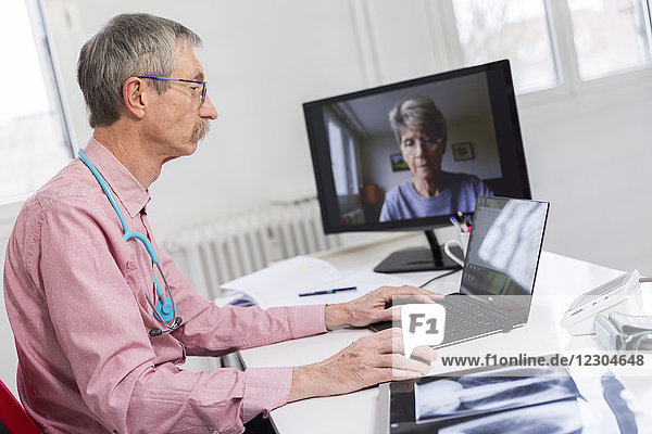 Medizinische Telekonsultation mit einer älteren Patientin.