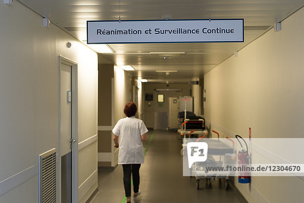 Reportage in der epileptologischen Abteilung des Krankenhauses von Nizza  Frankreich. Durchführung eines Notfall-EEGs auf der Intensivstation. Unterschrift für den Intensivpflege- und Dauerüberwachungsdienst.