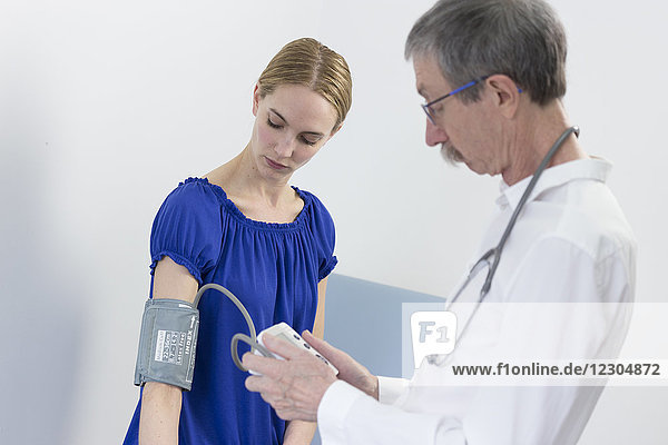 Messung des Blutdrucks eines Patienten.