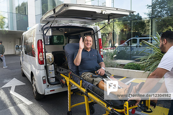 Reportage aus der orthopädischen Chirurgie der Klinik Saint George  Nizza  Frankreich. Einsetzen einer Hüftprothese mit doppelter Beweglichkeit bei einem Patienten  der an Osteonekrose leidet. Der Patient verlässt das Krankenhaus.