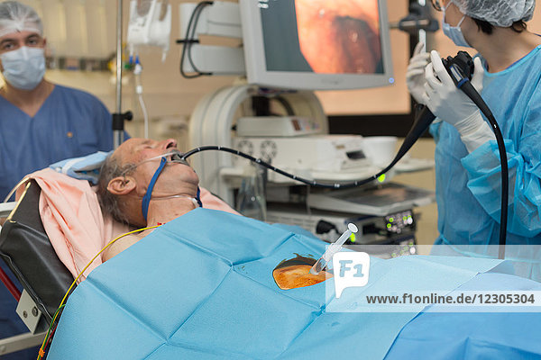 Reportage aus der Hepatologie des Krankenhauses Archet in Nizza  Frankreich. Eine Gastrostomie  ein Verfahren  das die Anlage einer parenteralen Ernährung ermöglicht. Die Operation wird mit einem Endoskop durchgeführt.