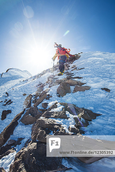 Rückansicht eines einsamen abenteuerlustigen Bergsteigers auf dem Berg Shasta im Winter  Kalifornien  USA