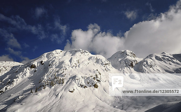 Majestätische Winterlandschaft mit Bergen und Wolken  Pemberton  British Columbia  Kanada
