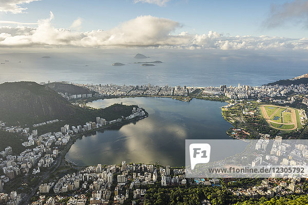 Lagune Lagoa Rodrigo de Freitas vom Cristo Redentor (Christus der Erlöser) auf dem Morro do Corcovado (Corcovado-Berg) aus gesehen  Rio de Janeiro  Brasilien