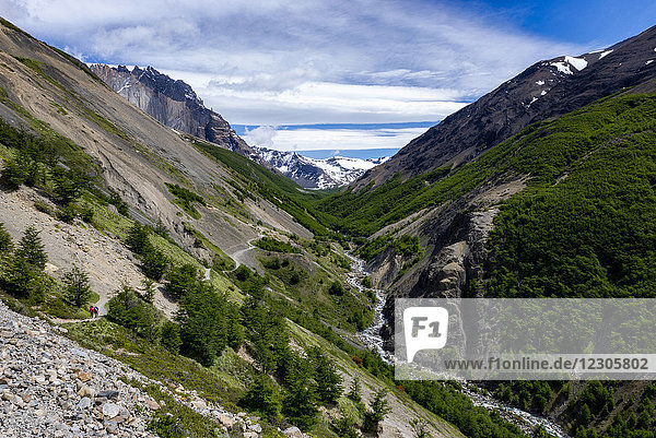 Wunderschöne Naturkulisse aus Tal und Bergen  Patagonien