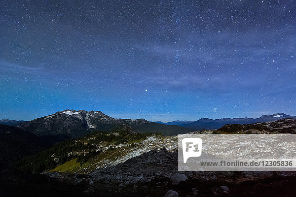 Berglandschaft mit nächtlichem Sternenhimmel  Whistler  BC  Kanada