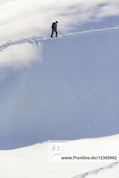 Fernblick auf einen Mann beim Skilanglauf im North Cascades National Park  Washington State  USA