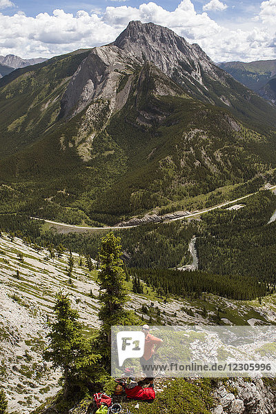 Einzelner männlicher Wanderer macht Pause in den Rocky Mountains  Banff National Park  Alberta  Kanada
