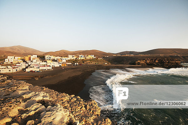 Blick auf das Fischerdorf Ajuy an der Küste  Fuerteventura  Kanarische Inseln  Spanien