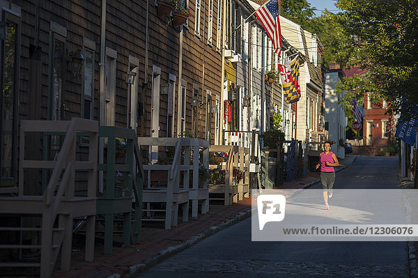 Erwachsene Frau Straße durch die Nachbarschaft und Hinterhöfe von Annapolis Maryland.