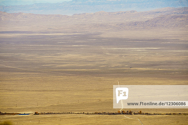 Wüstenlandschaft mit Straße durch das Snake Valley von einem Aussichtspunkt im Great Basin National Park  Nevada  USA