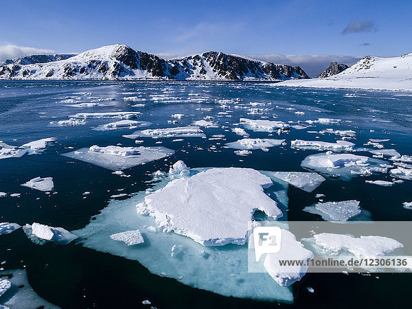 Schöne arktische Naturlandschaft mit Packeis im Arktischen Ozean  Spitzbergen  Svalbard und Jan Mayen  Norwegen