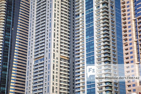 Fenster und Balkone hoher Wolkenkratzer  die in einer Reihe stehen  Dubai  Vereinigte Arabische Emirate