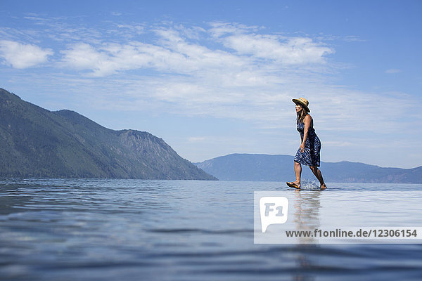 Erwachsene Frau  die auf dem Lake Pend OReille  Idaho  auf dem Wasser zu gehen scheint.