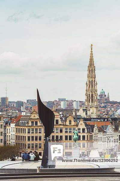 L'Oreille Tourbillonante mit Brüssel im Hintergrund und dem geprägten Rathaus Stadhuis van Brussel auf dem Großen Markt